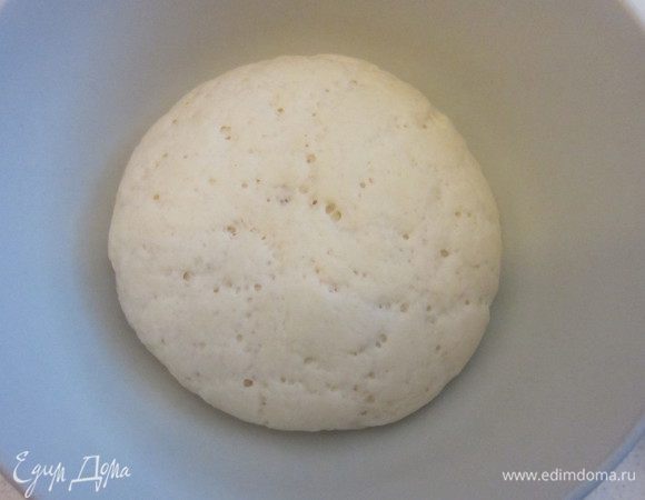 В миске смешать все ингредиенты для опары. Полученный шарик теста оставить отдохнуть на 1 час.