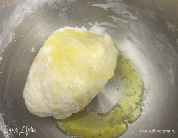 После добавить соль и оливковое масло, замесить тесто.