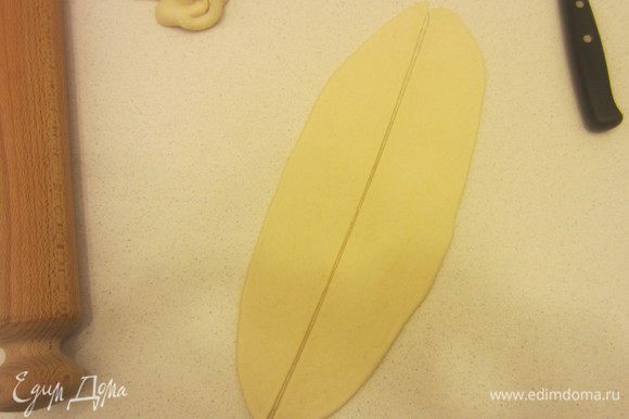 Разделить тесто на 6 частей и раскатать в длинные тонкие (3-4 mm) язычки, затем язычки разрезать пополам.