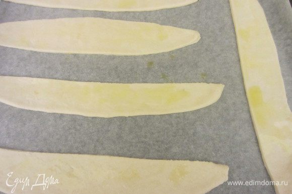Перед выпеканием смазать оливковым маслом, посыпать немного крупной солью, по желанию можно посыпать веточками розмарина.