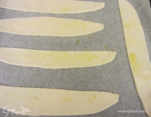 Перед выпеканием смазать оливковым маслом, посыпать немного крупной солью, по желанию можно посыпать веточками розмарина.