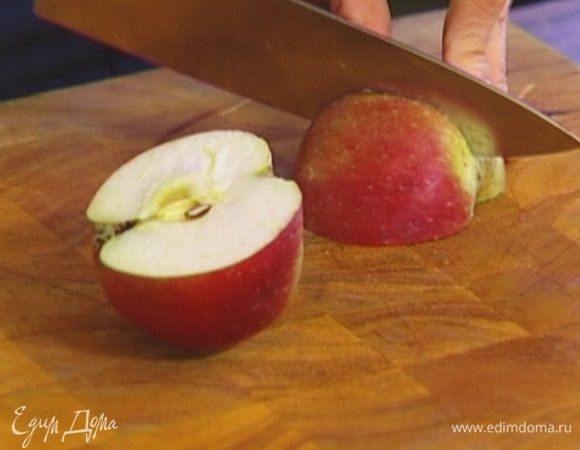 Из яблок удалить сердцевину.