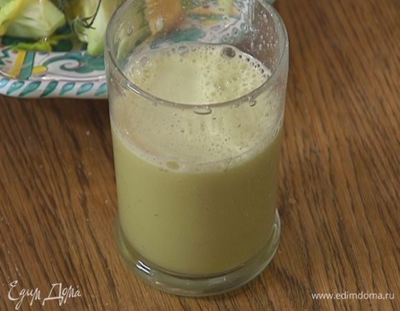 Поместить все в соковыжималку и отжать сок.