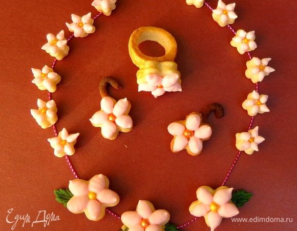 Но потом фантазия забурлила и колье превратилось в комплект для молодых девушек "Весенние цветы" с кольцом и сережками.