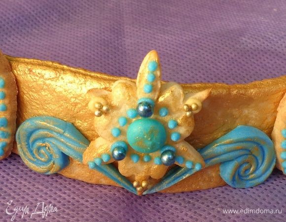 Диадема (почти как в "Великолепном веке!).