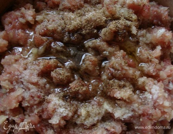 Добавить соль, масло и смесь перцев.
Вымесить фарш.
