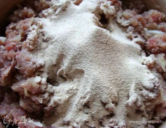 Добавить гречневую муку.
