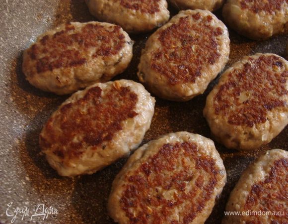 Жарю их уже без масла.
Такие котлетки замечательно подойдут для барбекю!