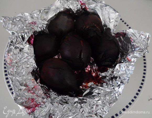 Запечь свеклу (200 г) в фольге в течение 40 мин.