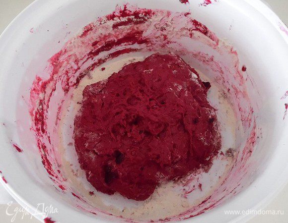 Дрожжи развести в воде, влить масло, добавить 3/4 стакана запеченной и натертой на терке свеклы, посолить, добавить муку и замесить тесто руками (тесто очень-очень липнет к рукам). Переложить тесто в миску, смазанную оливковым маслом. Накрыть миску пищевой пленкой и поставить в теплое место на 1 час, пока тесто не увеличится в 2 раза.