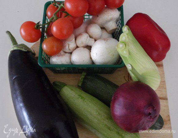 Пока тесто подходит, займемся начинкой. Нам понадобится масло оливковое (10 мл), соус терияки (2 ст. л.), цукини (1 шт.), кабачок (1 шт.), баклажан (1 шт.), перец сладкий (1 шт.), помидоры черри (5 штук), фенхель (1 шт.), лук красный (1 шт.), грибы шампиньоны (10 шт.), чеснок (2 зубчика), перец острый.