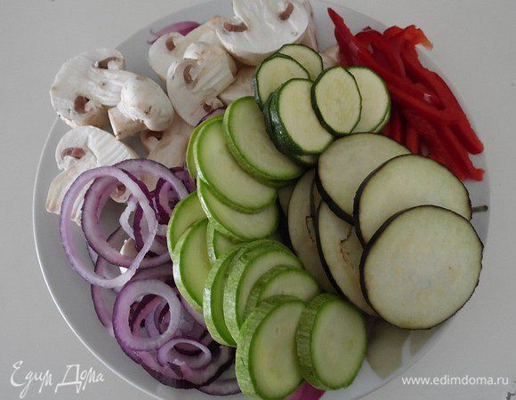 Термическая обработка должна быть не более 5 мин., делайте все быстро, для этого нужно приготовить и нарезать все заранее.