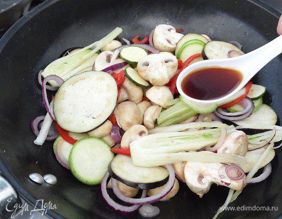 Нагреть сковородку с маслом, должна быть очень горячая. В первую очередь, кладем лук, затем фенхель, грибы, добавляем соус терияки, баклажан и затем все остальное, помидоры и чеснок — последними, еще 1 мин. и выключаем. Откинуть на дуршлаг. Остудить.