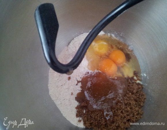 Понижаем температуру до 170 градусов. Смешиваем миксером (можно вручную): 2 вида муки, разрыхлитель, соль, яйца, ваниль, мед, сахар, вода.

