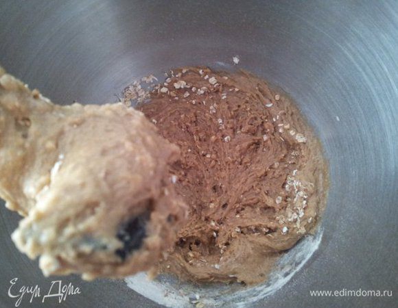 После того как смешали ингредиенты выше в рецепте, добавляем овсянку и снова перемешиваем. 