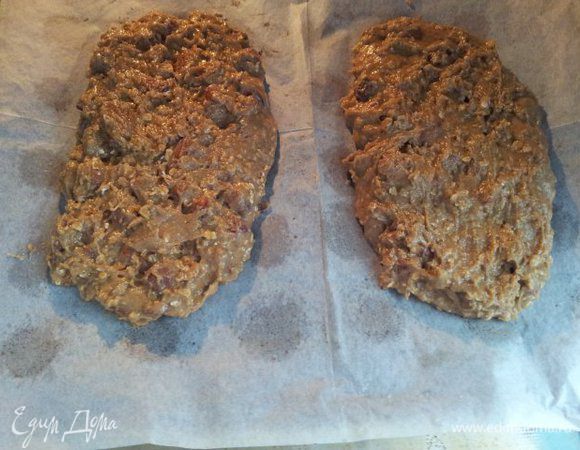 Добавляем в тесто орехи, хорошо перемешиваем. Можно на этом этапе и руками. Тесто делим на две половинки, распределяем на пергаменте в длину. Ставим в духовку. Печь 15-20 минут при 170 градусах. Готовность определяем по цвету, немного золотистый сверху, однако выпечка все еще остается мягкой на ощупь. Остудить полностью примерно 1 час.