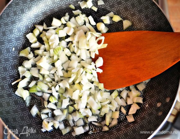 Продолжаем готовить начинку. Лук мелко порезать и пассировать на растительном масле 3 мин.
