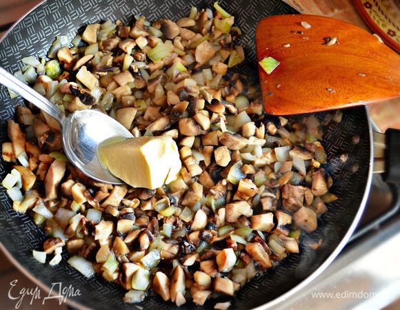 Добавить грибы в сковороду к луку. Приправить сливочным маслом, слегка посолить и перемешать. Начинку остудить.