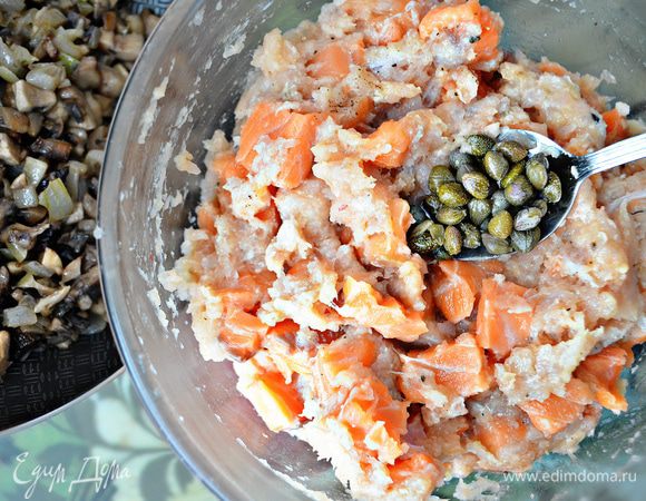 Соединить рыбную массу с приготовленным луком и грибами. Добавить каперсы и всё хорошо перемешать. При необходимости начинку досолить.