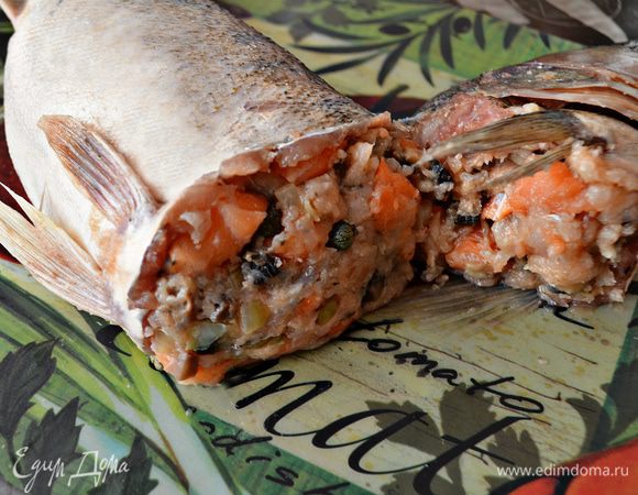 Аккуратно с помощью ложки заполнить "чулок" и голову судака начинкой, равномерно распределить по всей длине, слегка утрамбовывая. Но очень плотно набивать "чулок" начинкой не нужно, т к во время запекания кожа рыбы может лопнуть.