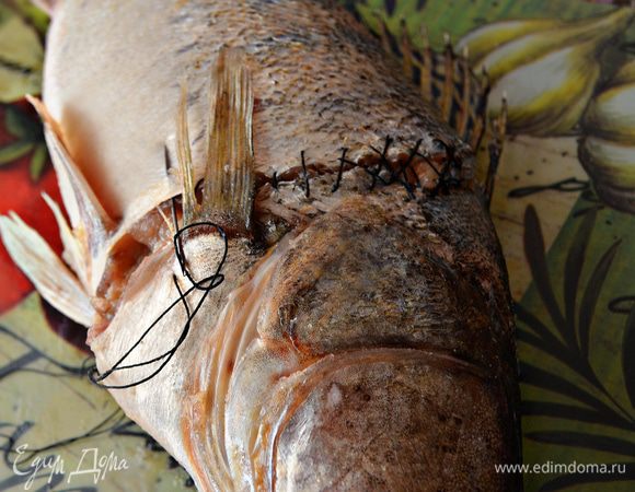 С помощью нитки и иголки пришиваем голову судака к туловищу. Делайте это очень аккуратно, чтобы не порвать кожу рыбы и не пораниться.