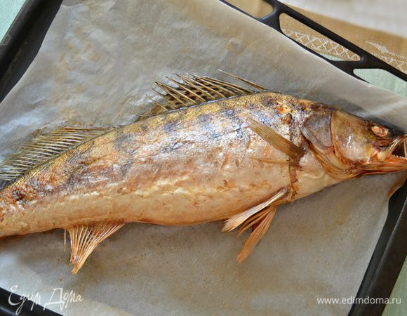 Отправить рыбу в духовку, нагретую до 180 г запекаться на 1 ч. После запекания дать судаку остыть. Нитки аккуратно вынуть.