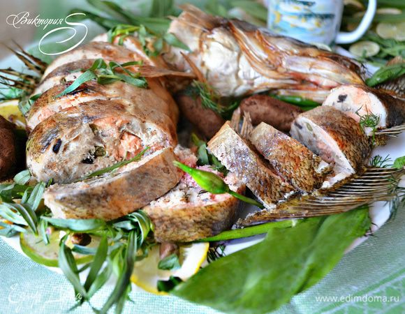 Уложить приготовленного судака на блюдо, нарезать на порционные куски и украсить лимоном, лаймом, каперсами и зеленью или же по вашему вкусу и желанию. Посмотрите как красиво!  В разрезе приготовления рыба выглядит подобно прекрасной мозаике из природных самоцветов! 
