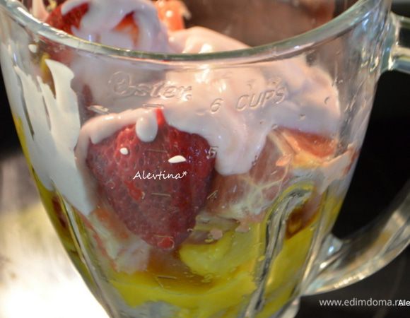 Очистить фрукты от кожицы,семечек и ядра. Клубнику помыть, очистить от плодоножки. Лед колотый загрузить в блендер, примерно 1 стакан. Затем очищенные фрукты и ягоды, натуральный йогурт. Можно подсластить 1 ст.л. меда. Клубнику по желанию можно заменить на спелый банан.