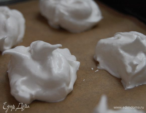 Взбить белки до прочной пены, добавить сахар и ванильный сахар. Взбить еще раз до плотного состояния. Противень застелить бумагой для выпечки и из 1/4 части белков отсадите безе одинакового небольшого размера. 