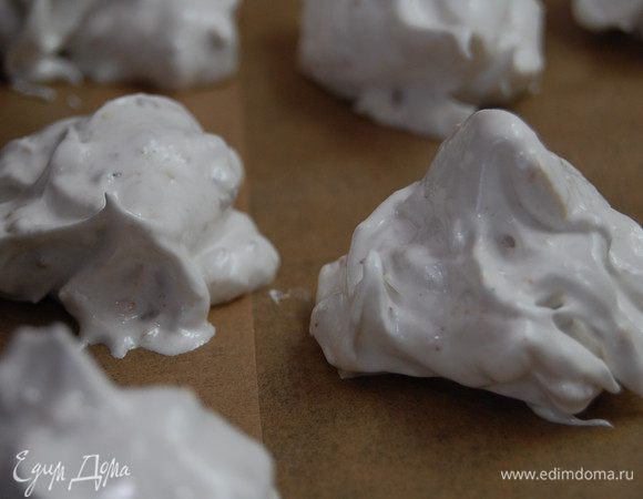 К оставшейся части белков добавить орехи, аккуратно перемешать. Выложить на противень безе точно такого же размера, что и без орехов. Выпекать около часа при температуре 110 градусов. Безе должно подсохнуть.