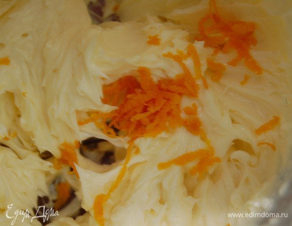 Приготовим крем: взбить размягченное сливочное масло, понемногу добавить сгущенку и цедру апельсина. Еще раз взбить. 