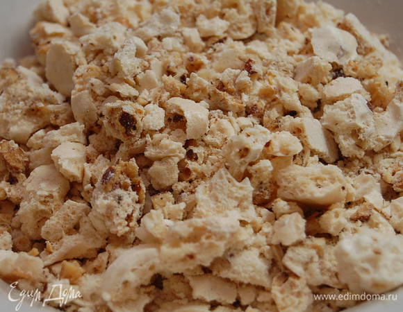 Остывшее безе с миндалем наломайте в крошку среднего размера.