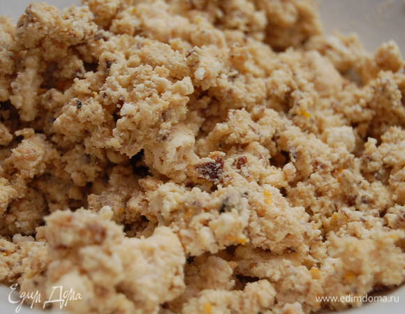 Добавите крем и хорошо вымесите. Слепите 15 шариков одинакового размера и уберите их морозильную камеру на 15 минут. 