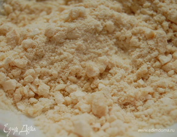 Измельчите белое безе.