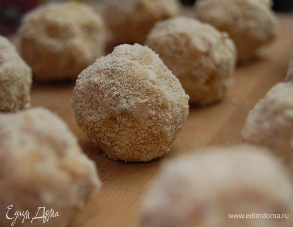 Обваляйте шарики в белых крошках. 
