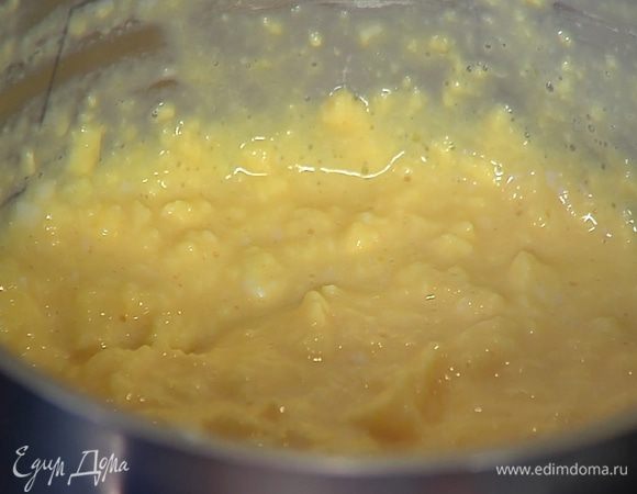 Небольшую кастрюлю поместить на водяную баню, разбить в нее яйца, влить сливки, посолить и вымешать все венчиком, затем, периодически перемешивая, дать яйцам со сливками завариться.