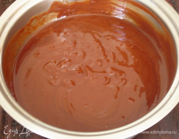 Крем: шоколад поломать на кусочки и положить в сотейник. Влить сливки, ром и растопить на водяной бане до получения однородной массы. Остудить и поставить в холодильник на 1 час.