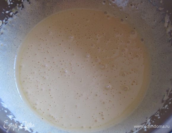 Для бисквита взбить желтки 5 минут, постепенно добавляя сахар.