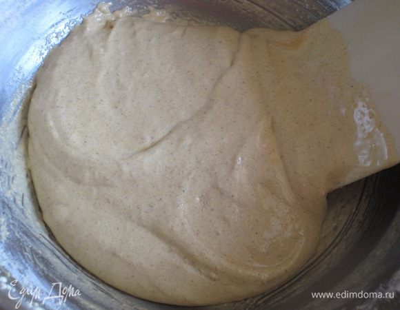 Ввести просеянную муку с разрыхлителем и тщательно перемешать.