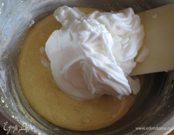 Взбить белки до устойчивых пиков и аккуратными движениями перемешать.