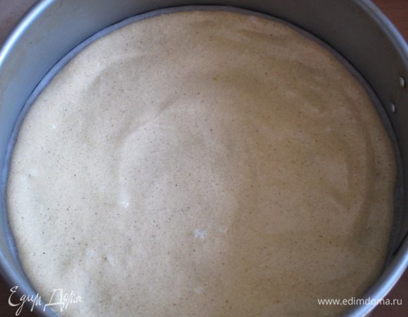 Тесто разделить на 6 частей. Выложить тесто в форму диаметром 18 см с пергаментом и выпекать каждый корж в разогретой до 200 С духовке 7-8 минут. Коржи остудить на решётке.