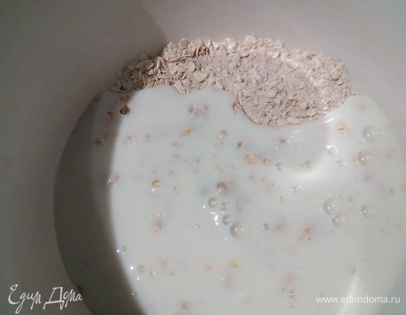 Смешайте  ингредиенты из первой биги, накройте плёнкой и поставьте в холодильник на 8 часов. Лучше это сделать с вечера, оставив в холодильнике на ночь. 

* в оригинальном рецепте вместо ц/з пшеничной муки была дана пшеница средне-грубого помола, т. е. перемолотая на мясорубке (как я это понимаю), у меня её не оказалось и я заменила на ц/з муку. Это, конечно, не совсем то, но все-таки. Если вы являетесь счастливым обладателем пшеницы, то смело её добавляйте. 