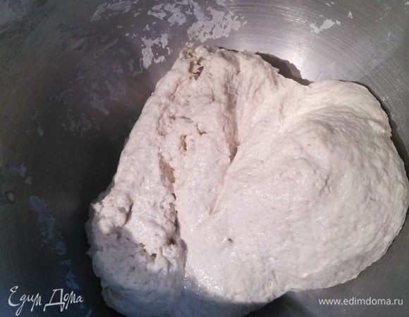 С утра первую бигу смешайте с ингредиентами второй, накройте плёнкой и оставьте на 20 мин на отдых. Так выглядит замес через 20 мин. 

* Несмотря на то, что не были использованы дрожжи, тесто немного увеличилось в размере - это результат действия кислой среды, способствующей развитию клейковины, молочно-кислых бактерий и ароматических веществ. Это и позволяет использовать меньшее количество дрожжей с их большей эффективностью.