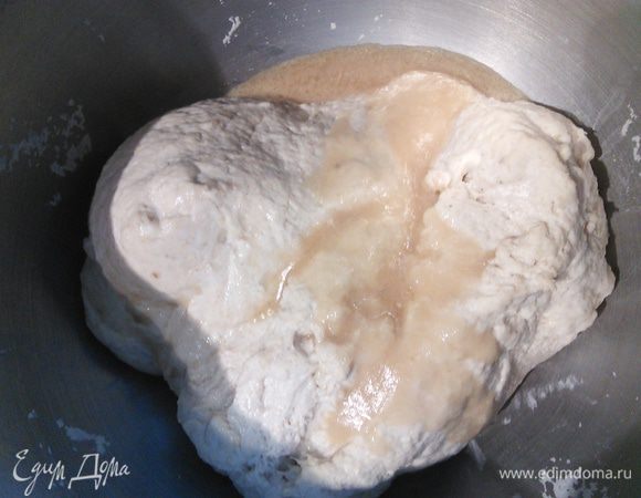 Теперь смешайте сахар с солью, дрожжами и размягченным маслом.  В чашу комбайна выложите бигу и масляно-дрожжевую смесь и замешивайте  на маленькой скорости первые 5 мин, увеличьте скорость замеса до средней и вымешивайте ещё 1-2 мин. Тесто собралось в шар и отделилось от стенок чаши.  Включите духовку на 20°. Накройте тесто плёнкой и поставьте в тёплую духовку на расстойку на 2 часа. После 30 и 60 мин. расстойки тесто следует обмять. 

*Обминать тесто кулаком или коротко, но интенсивно  его вымесить несколько раз за время расстойки следует для того, чтобы:
1. заменить образующийся при брожении диоксид углерода на кислород 
2. равномерно распределить газовые "шарики" по всему тесту для того, чтобы получить красивую, пористую мякушку. 
