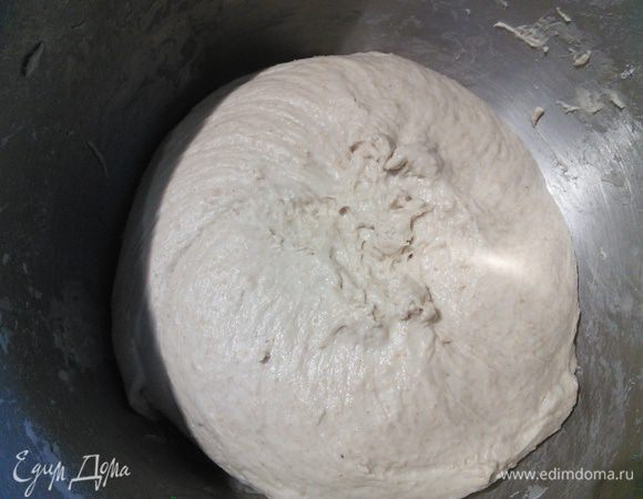 Так выглядит тесто после часа расстойки. Оно отстаёт от стенок чаши комбайна, но немного клеится к рукам. 