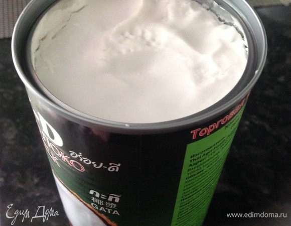 Кокосовое молоко оставляем в холодильнике на ночь без крышки. Консистенция плотная и густая. До момента приготовления мусса оставьте баночку охлаждаться, иначе молоко начнет таять потихоньку.