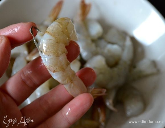 Подготовить креветки - очистить от панциря и удалить кишечную вену, аккуратно надрезав креветки вдоль по спинке. Если хотите, хвостики можно оставить, так креветки выглядят симпатичнее в салате (это кому как нравится!)