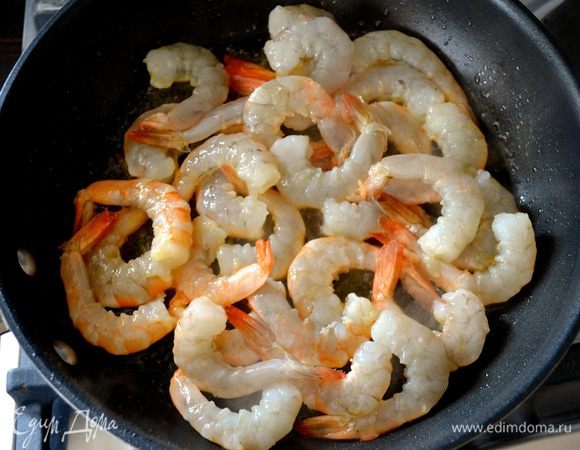 Выложите креветки и обжарьте их по 2-3 минуты с каждой стороны - креветки должны остаться нежными, а не стать резиновыми!