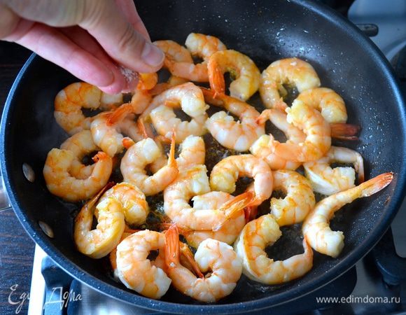 Посолите. Помидоры черри вымыть и разрезать пополам. Пармезан натереть пластинками (с помощью картофелечистки).