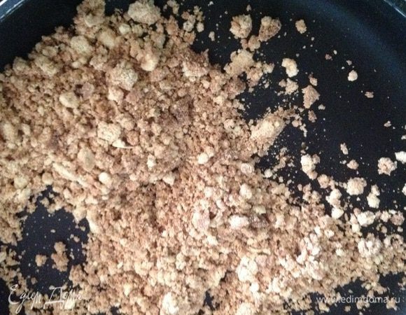 Получившуюся крошку измельчаем в кофемолке или блендере с 2 чайными ложками растворимого кофе, добавляем измельченные в муку овсяные хлопья, смешиваем с крахмалом и разрыхлителем.